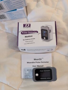 pulse oximeter , uses  2 AAA